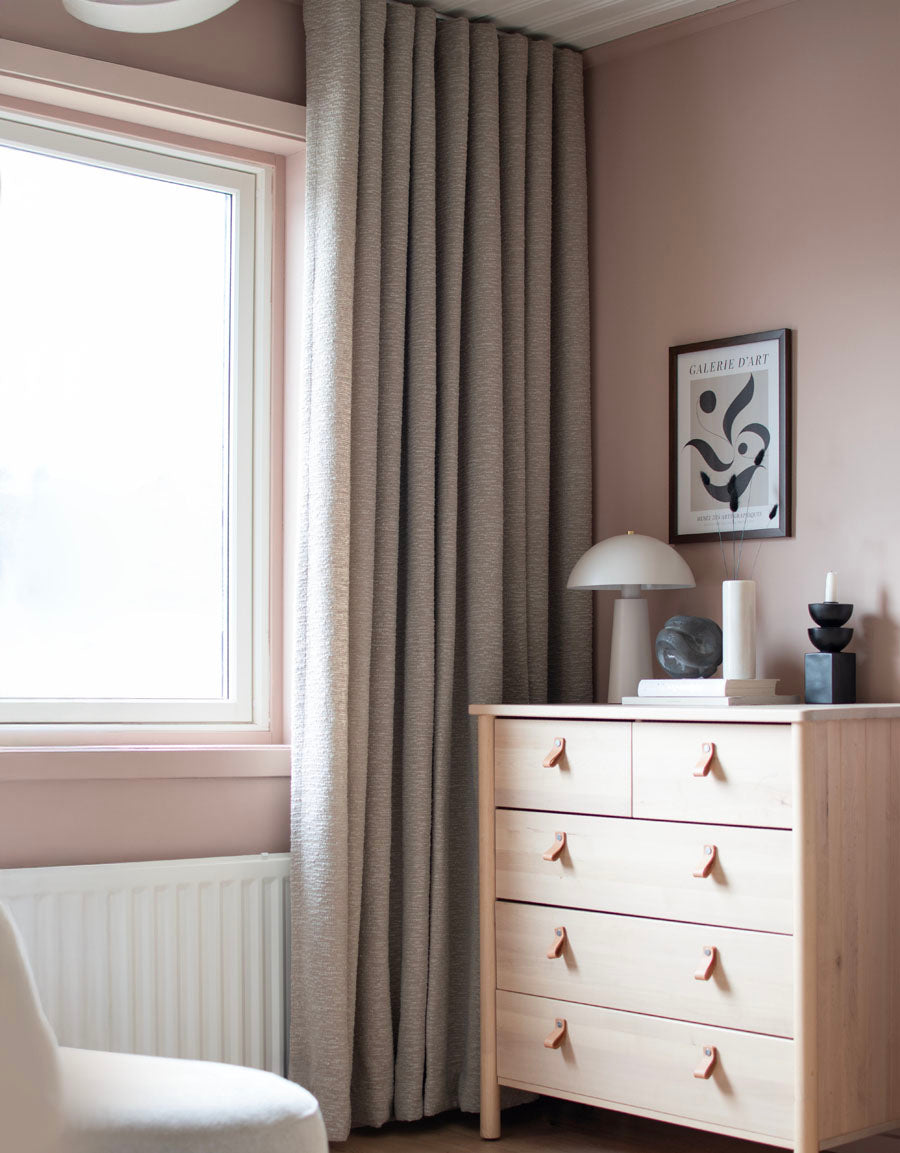 Beige bouclegardin i rosa sovrum