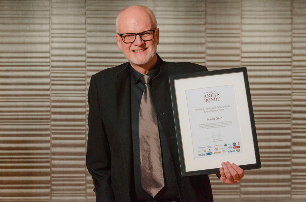 Stefan Schörling håller upp diplomet