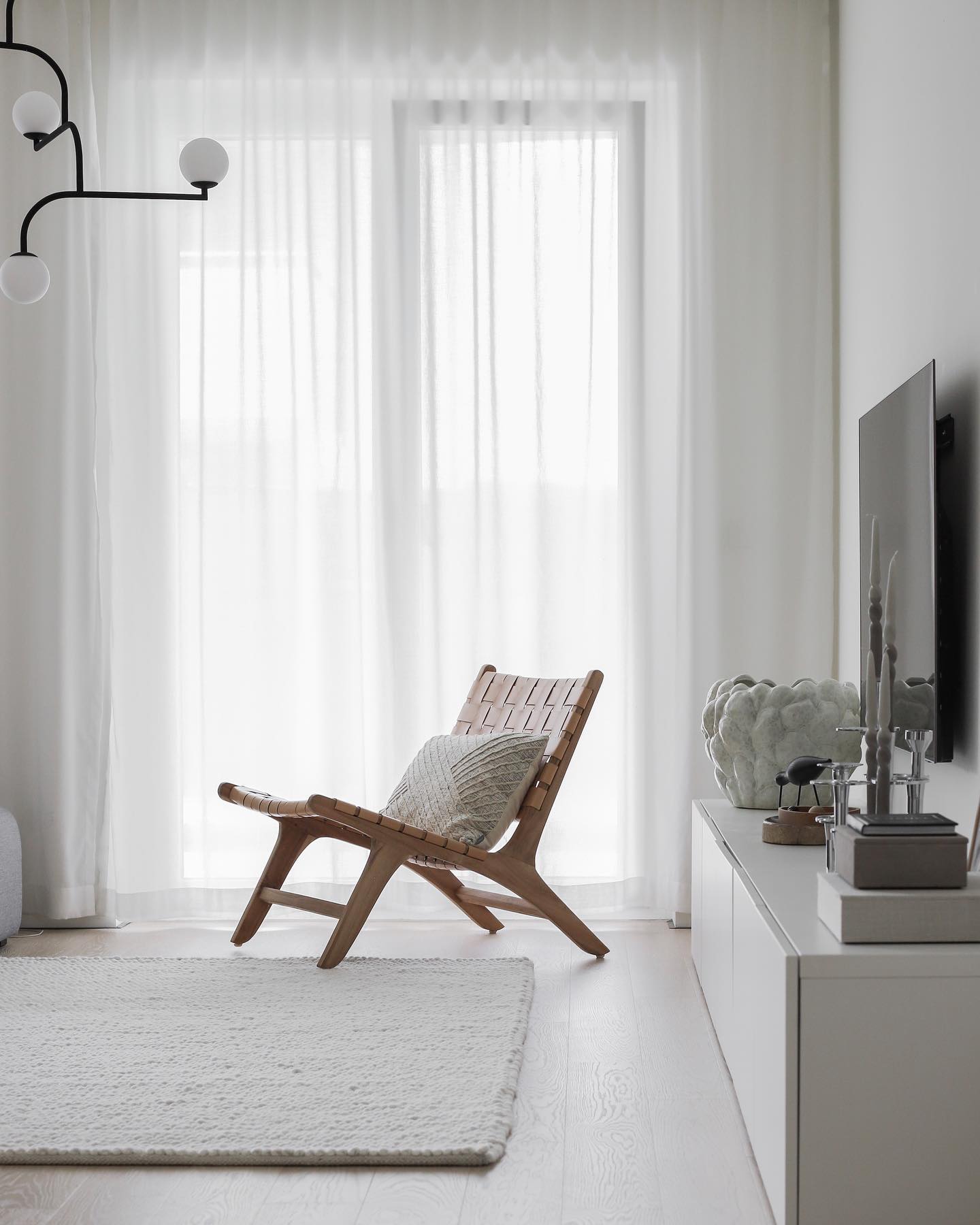 Vita skira gardiner i stort fönster