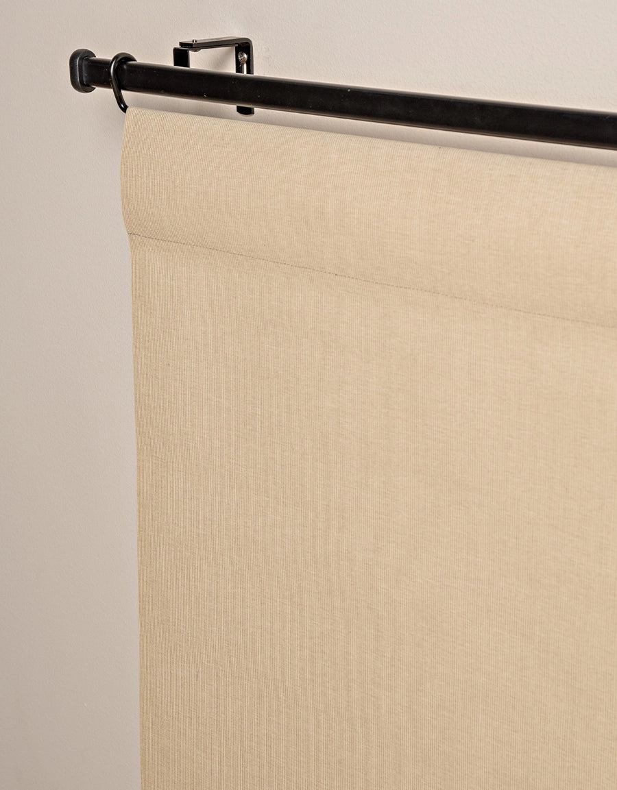Närbild av beige panelgardin med struktur