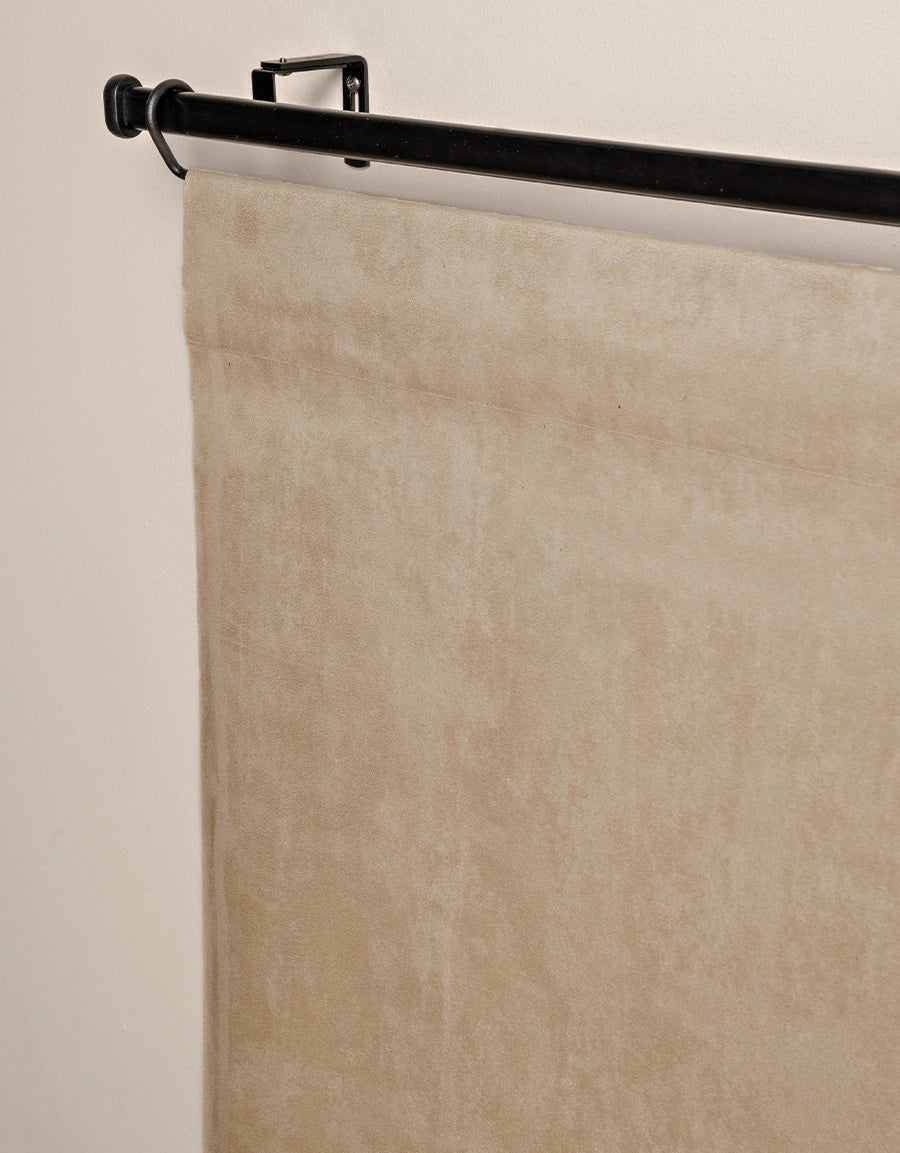 beige panelgardin med mockastruktur på gardinstång
