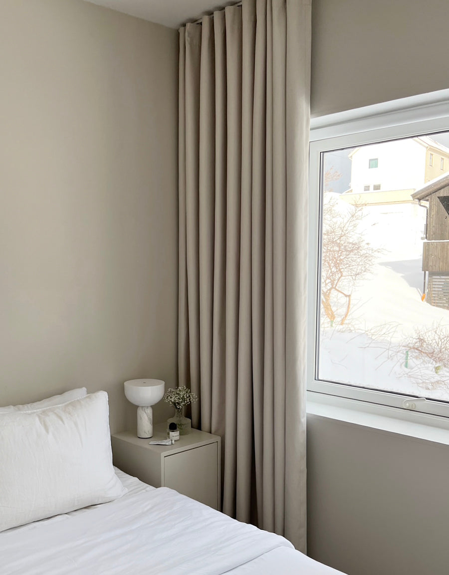 Beige mörkläggande gardin i sovrum