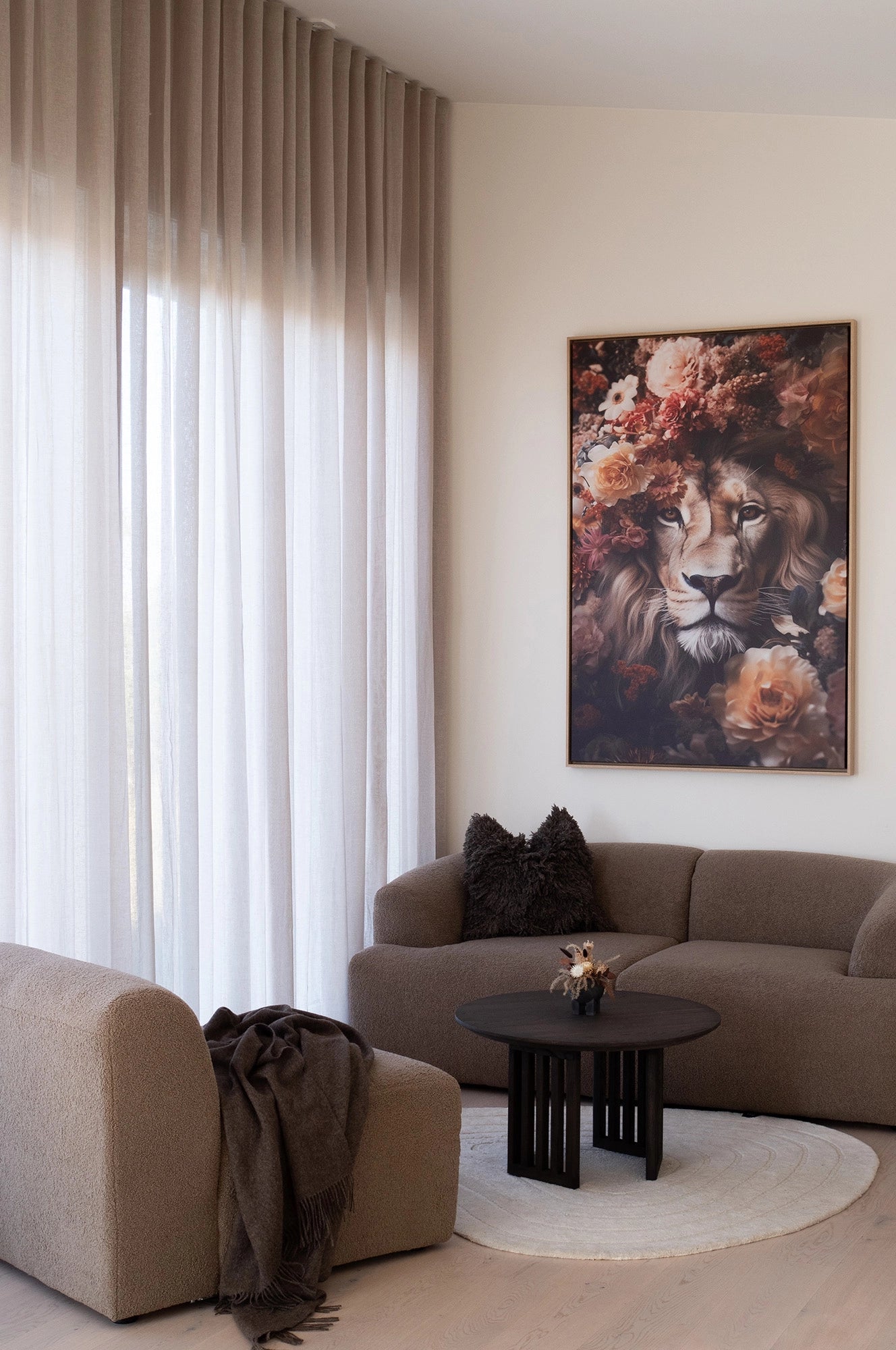 Beige gardin i vardagsrum