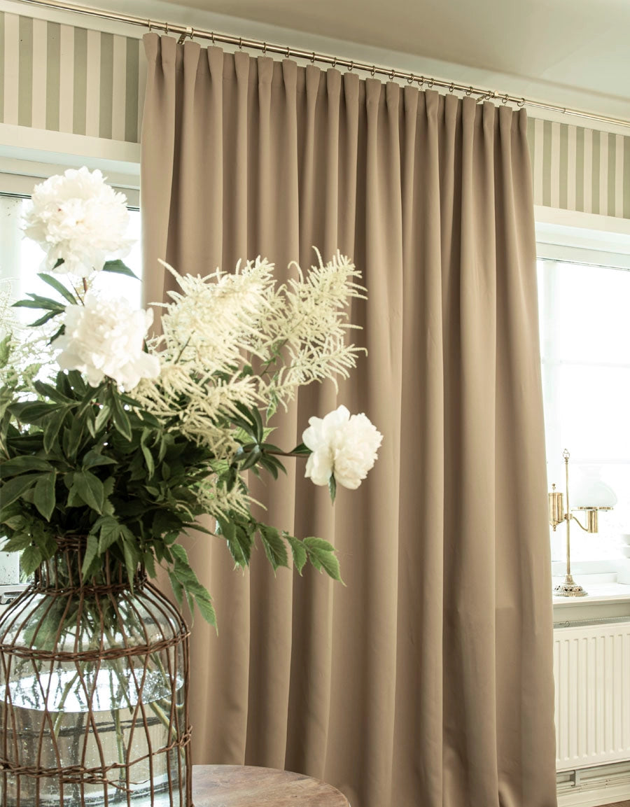 Gardin Svala, beige, i återvunnet material, mörkläggande