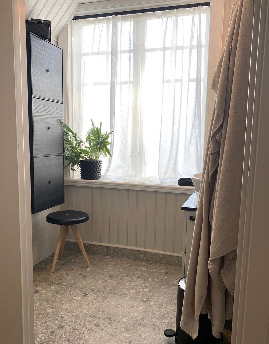 Vita gardiner i badrumsfönster