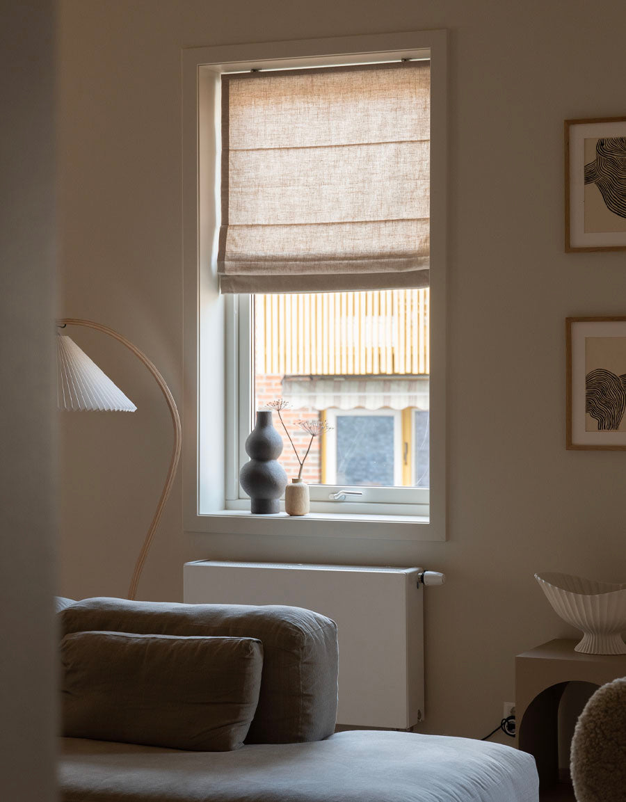Beige hissgardin ett vardagsrum med varma toner