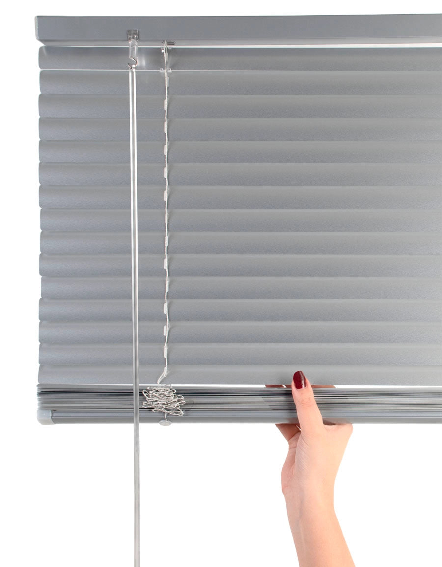 Persienn Cordless, silver med hand som drar