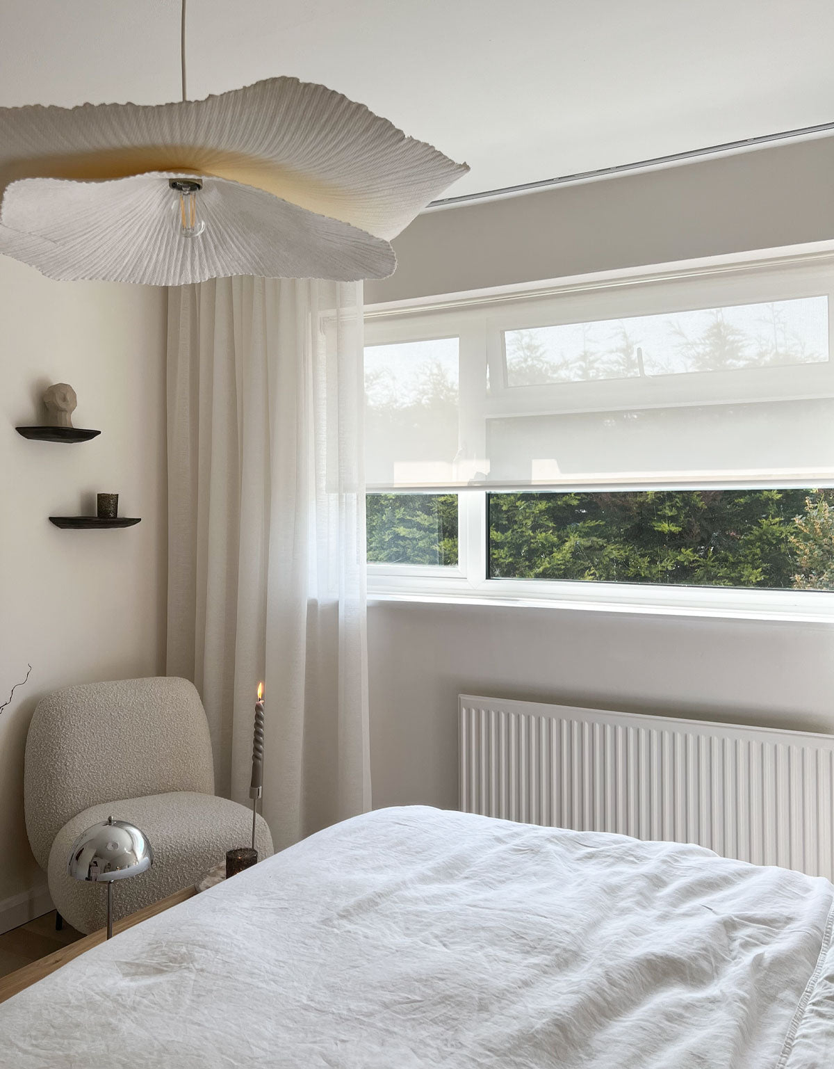 Vit screenrullgardin i ljust sovrum