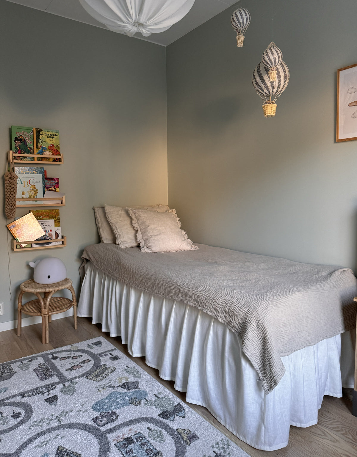 Varmvit sängkappa i linneblandning med volang
