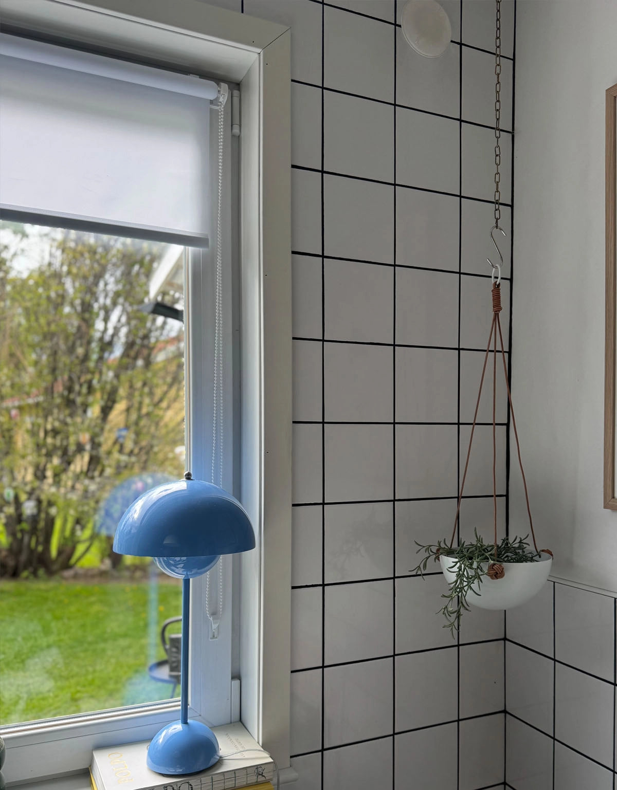 Fönsterhängd vit rullgardin