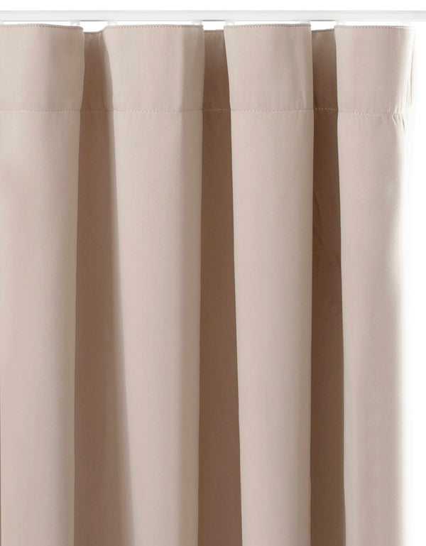 Beige gardin med hotellvågor