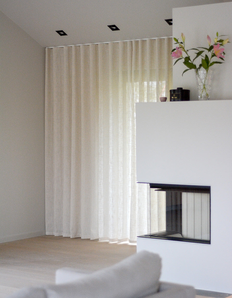 Beige gardin med hotellvågor