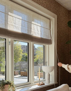 Beige hissgardin i lantligt fönster