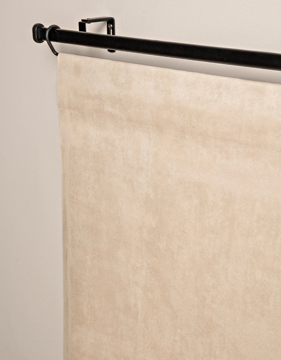 beige panelgardin med mockastruktur på gardinstång