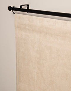 beige panelgardin med mockastruktur på gardinstång