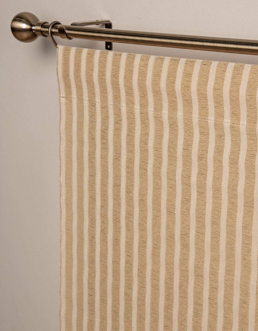 Närbild på beige panelgardin med ränder