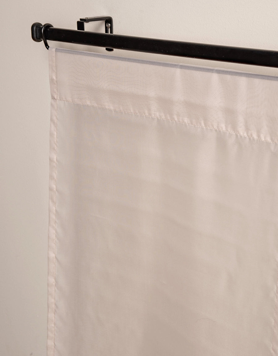 Närbild på beige transparent panelgardin