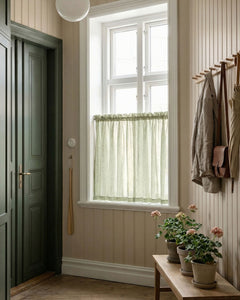 Grön cafégardin i beige hall