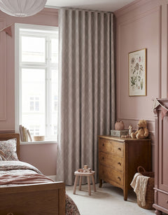Room-darkening curtain in a discreet pattern