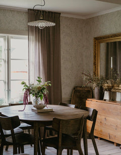 Brun gardin i lantligt och rustikt matrum
