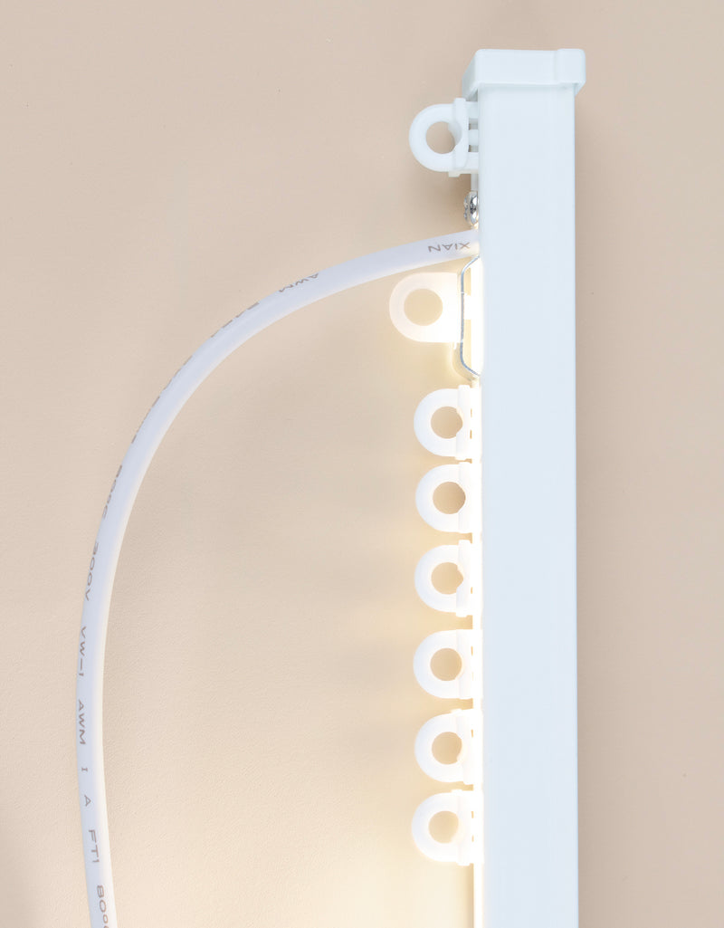 Vit gardinskena med LED-belysning