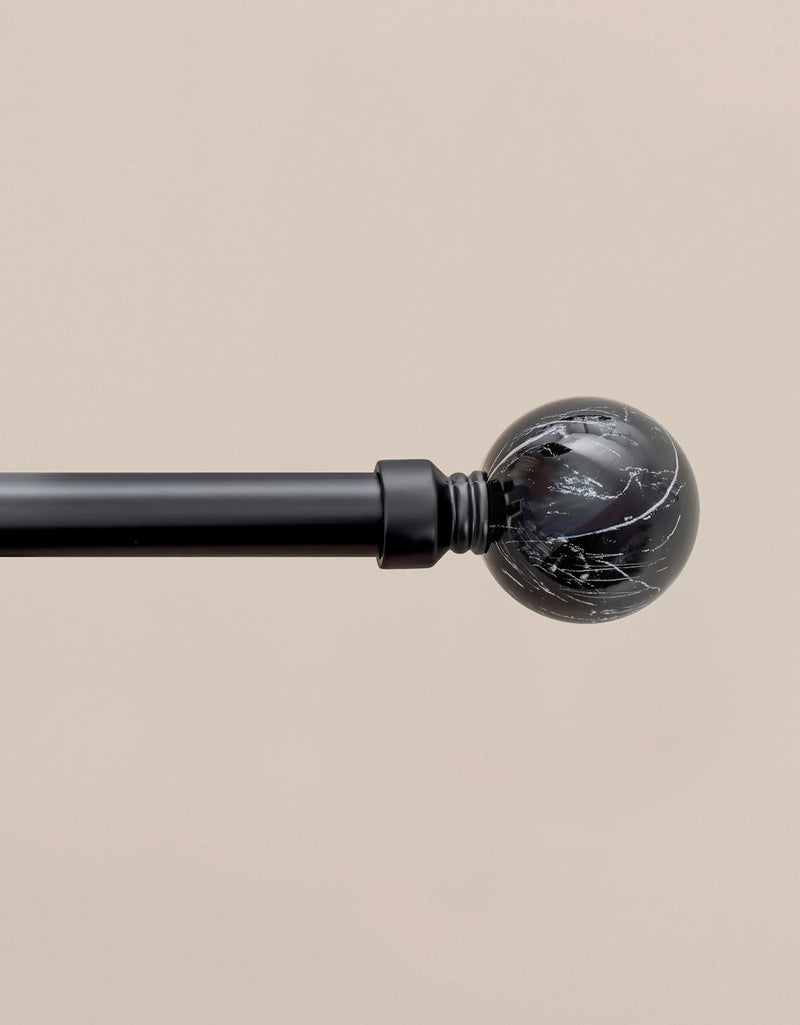 Svart gardinstång med rund knopp i marmor