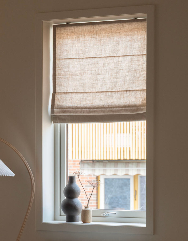 Beige hissgardin i linneblandning