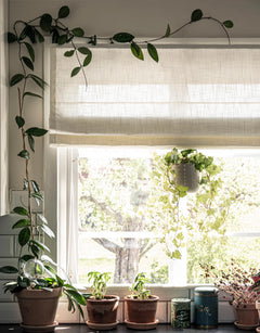 Hissgardin Lina i vitt i köksfönster