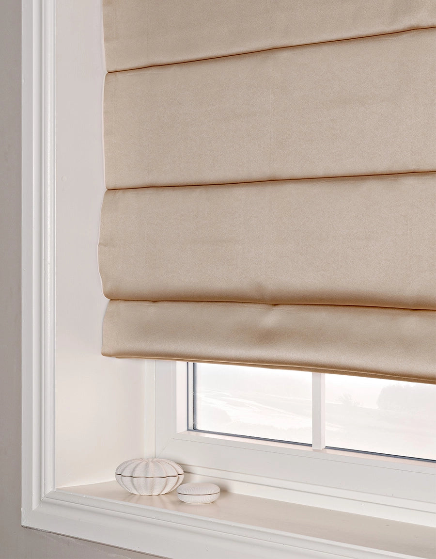 Mörkläggande hissgardin Stilla beige med lina