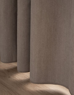 Närbild på sömmen på mörkläggningsgardin Dvala i beige