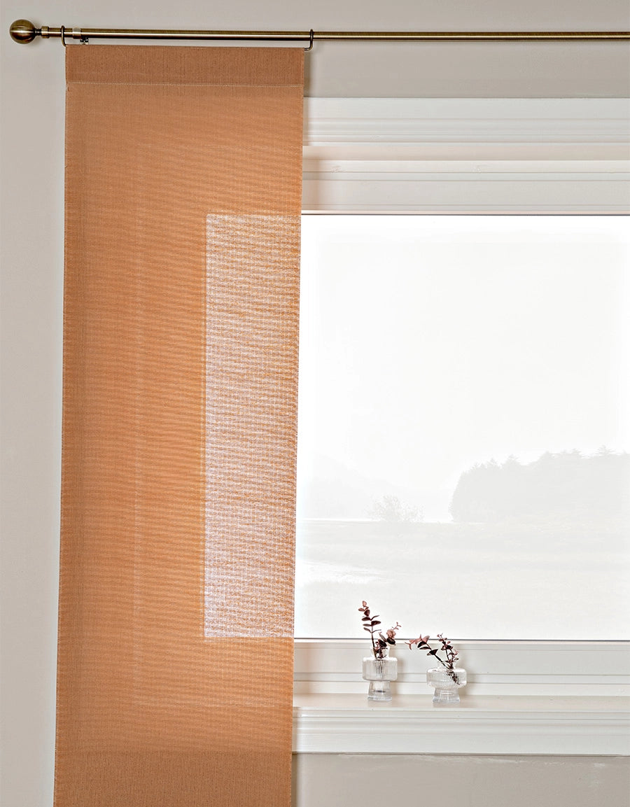 Orange panelgardin med struktur