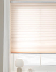 Närbild beige plisségardin