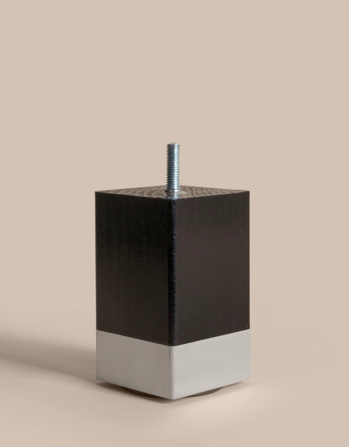 Svart sängben i fyrkantig design med alukant