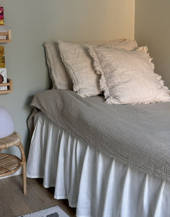 Varmvit sängkappa i linneblandning med volang