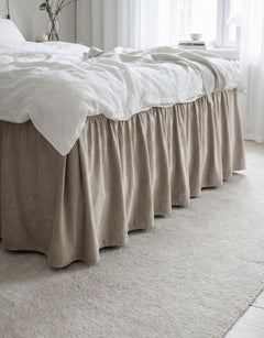 Sängkappa i beige sammet på kontinentalsäng